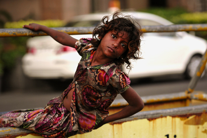 Street children in the classical sense are found in India almost without exception in the cities with a population of approximately 50,000 inhabitants. At the PJ Ramchandani Marg in Mumbai this street child was photographed.