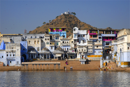 In this archive story you will get a closer look at the bathing ghats in Pushkar. This holy city is located in the state of Rajasthan in India on the likewise holy Pushkar Lake in the Aravalli mountains and in the foreland of the Thar Desert.